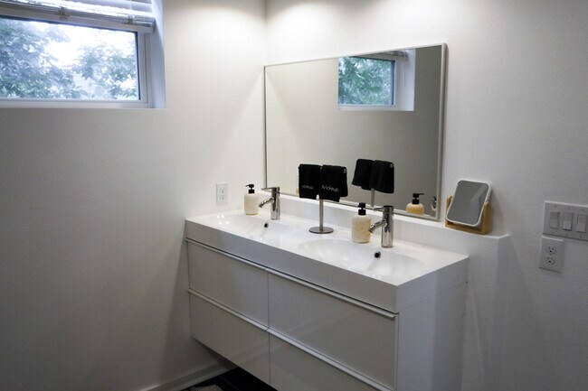 Master bathroom - 1836 E Crockett St