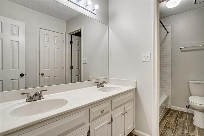 Building Photo - 510 Jacaranda Ct