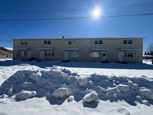 Building Photo - AVAILABLE MAY - Large 2 Bedroom Apartment!