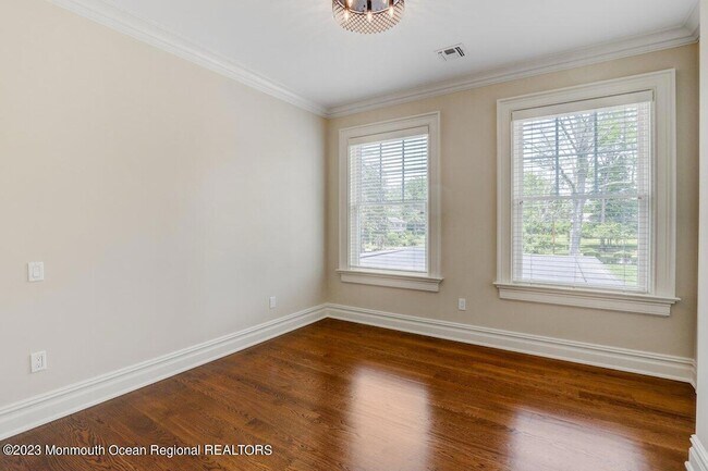 Building Photo - 489 Sycamore Ave