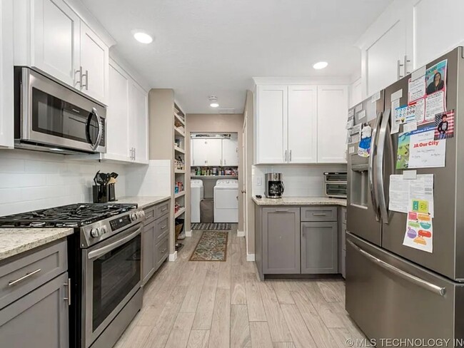 Building Photo - Come home to the beautifully updated 2 bed...