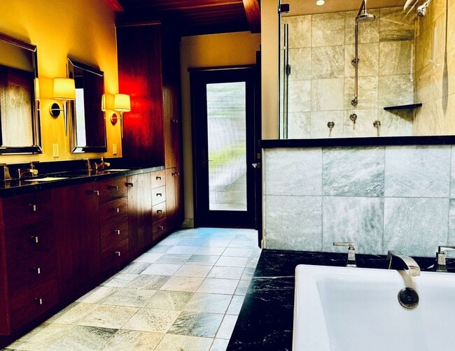 Building Photo - Private. Polished. Perfectly Larkspur.