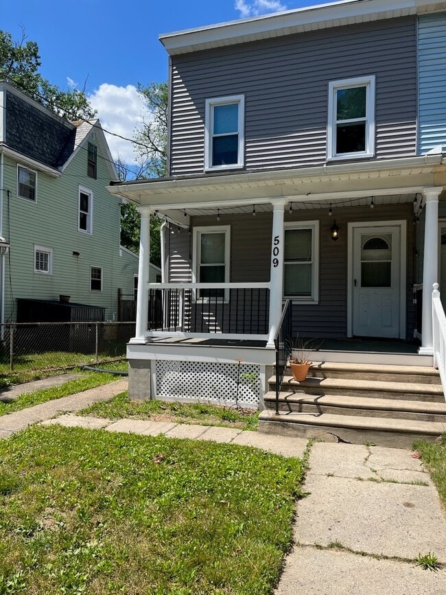 Building Photo - Beautiful 3 Bed - 1.5 Bath in Collingswood!