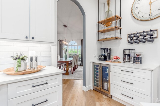 Building Photo - 2501 SW Buena Vista Dr