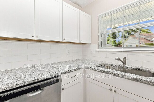 Building Photo - 9610 N Cardinal Dr