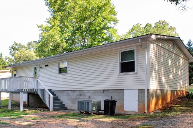 Building Photo - Single level living, backs to trees