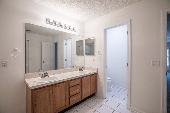 Building Photo - Great Rental in The Valley!