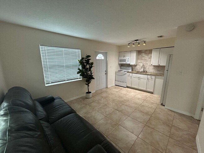 Building Photo - "Cozy 1-Bedroom Apartment in St. Petersburg – 550 Sq Ft of Comfort & Convenience!"