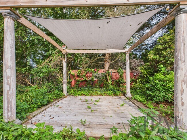 Building Photo - Coming Soon- Charming 3 Bedroom, 1.5 Bath ...