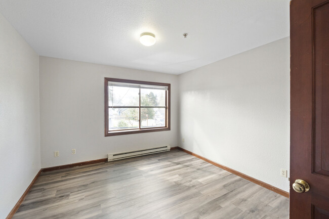 Building Photo - 403 1/2 Garfield St S-17