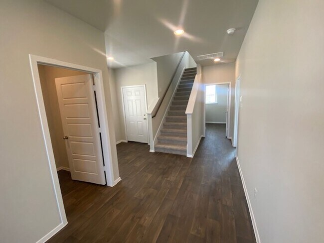 Building Photo - Brand New 4 Bed 2.5 Bath House with Large ...