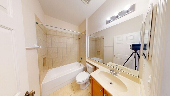 Building Photo - Charming 2Bed/ 2Bath in Poinciana Tuscany ...
