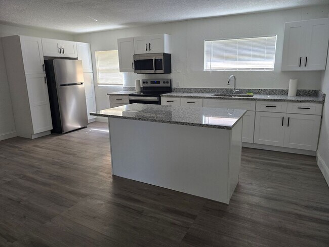 Building Photo - Updated 3 bedroom, 1.5 bath home