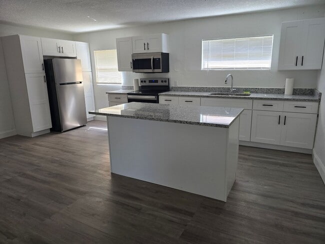 Building Photo - Updated 3 bedroom, 2 bath home