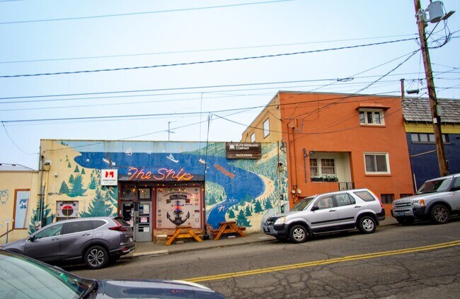 Building Photo - Ground Floor 2 Bdr Close to the Heart of Multnomah Village!