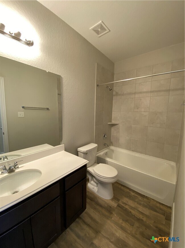 Building Photo - 1331 Hillsong St