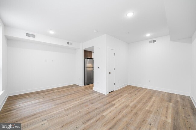 Building Photo - 4324 Lancaster Ave