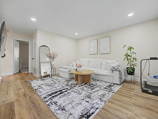 Building Photo - 2125 Northwood Cir