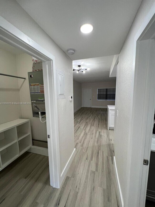 Building Photo - 2665 Middle River Dr