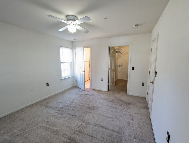 Building Photo - Beautifully maintained ground level condo in Germantown ready by mid April!