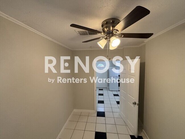 Building Photo - Modern, Solar Energy, 2-Bedroom detached Casita!