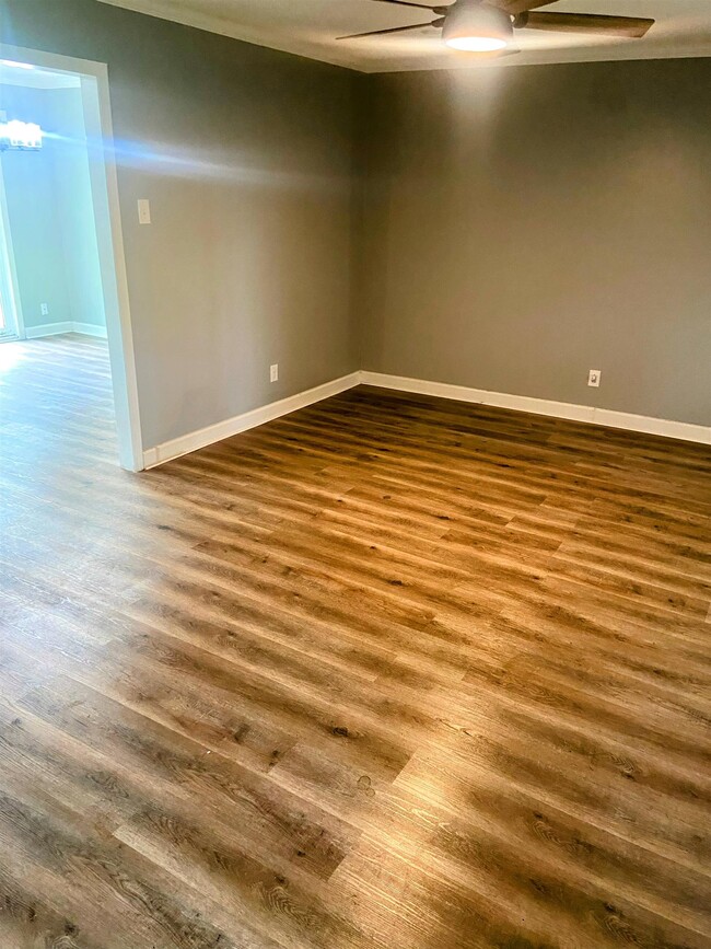 Building Photo - 453 Crestmont Cir