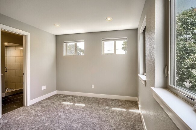 Building Photo - 3 bedroom / 3.5 bath Townhome + 2 Large Flex Spaces & Spacious Roof Top Deck!