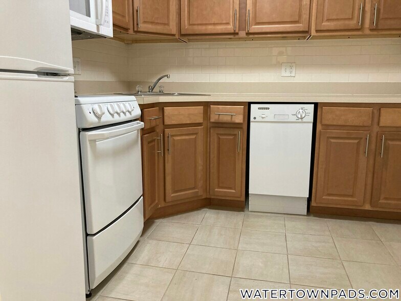 Building Photo - 16 Whites Ave