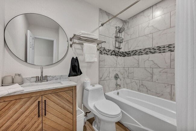 Building Photo - Spacious Furnished 5 Bed / 2 Bath Single Family Home with Private Pool in Las Vegas