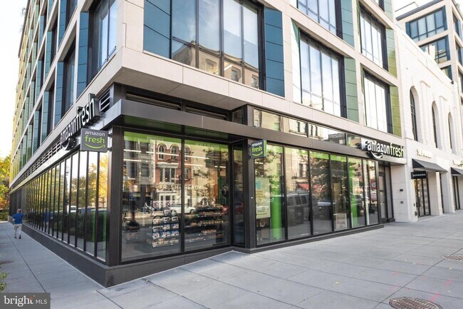 Building Photo - Logan Circle Beauty with PARKING
