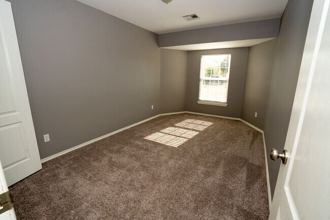 Building Photo - 3 Bed / 2 Bath in Collinsville!