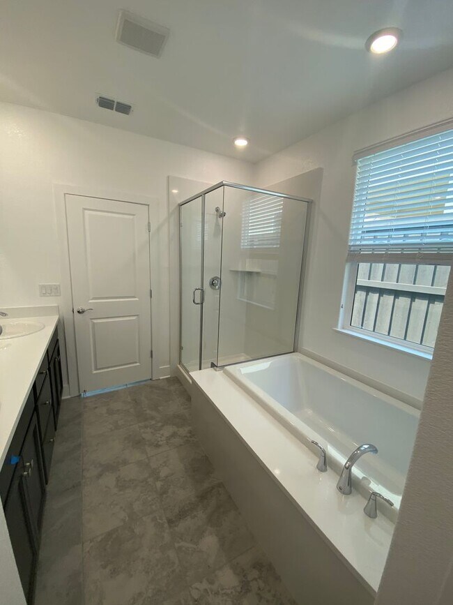 Building Photo - Single Story Home in Whitney Ranch with Ow...