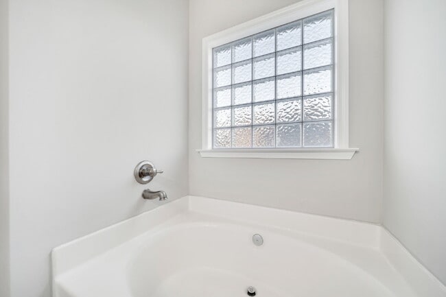 Building Photo - FULLY and Tastefully furnished 3 bedroom h...