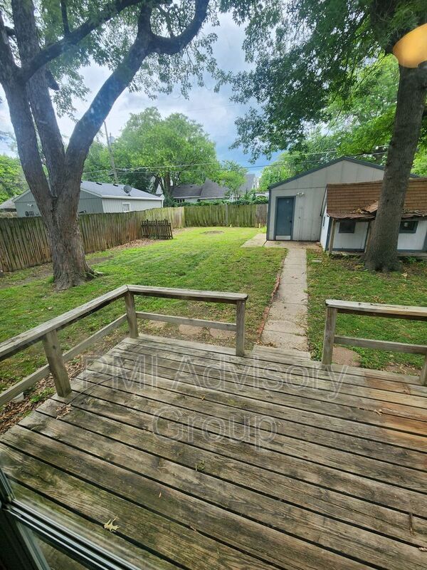 Building Photo - 829 SW Cambridge Ave