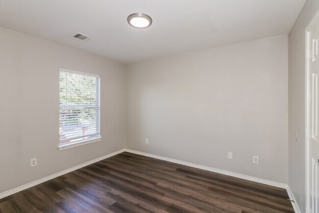Building Photo - 9510 Wakefield Village Dr