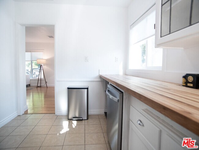 Building Photo - 6413 White Oak Ave