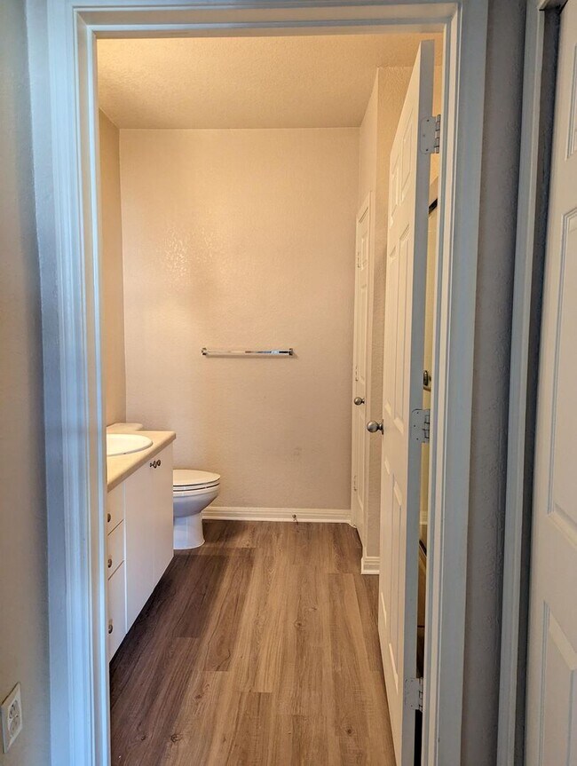 Building Photo - Updated 2x2 condo 1121 square feet, vinyl plank floors & balcony