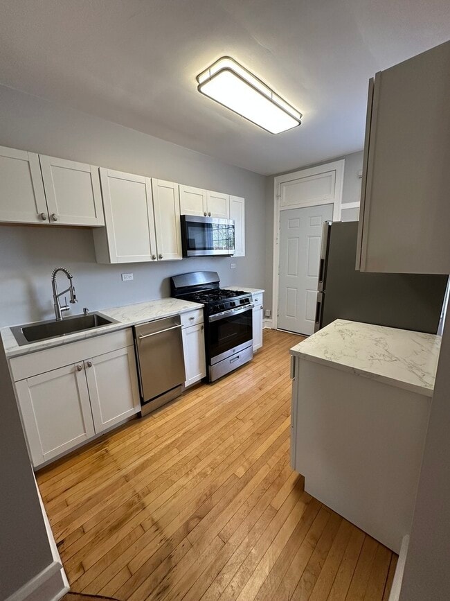 Building Photo - 5745 W Wellington Ave