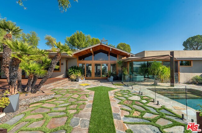 Building Photo - 4305 Clear Valley Dr