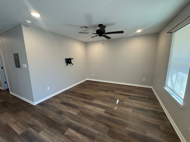 Building Photo - Updated 3/2 Duplex in the Heart of Waco