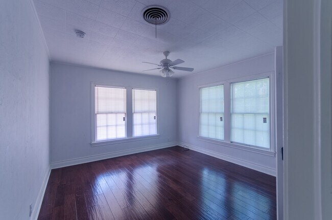 Building Photo - 1303 S Sneed Ave