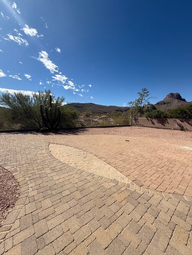 Building Photo - HOUSE FOR RENT