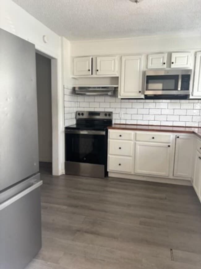 Building Photo - 352 Brookwood Lake Pl