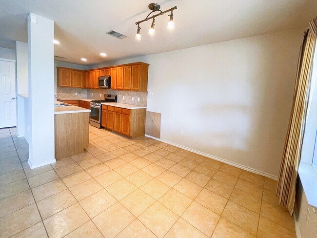 extra dining area - 577 Quarter Ave