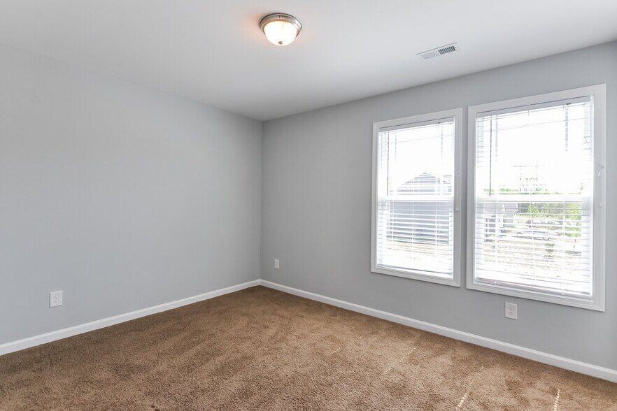 Building Photo - 229 Darecrest Ln