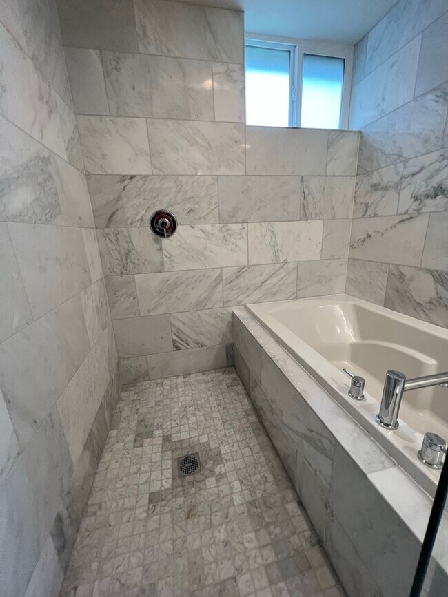 Building Photo - Amazing modern townhouse tucked away in pr...