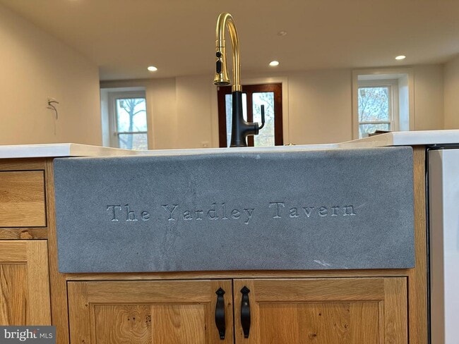 Building Photo - 857 River Rd