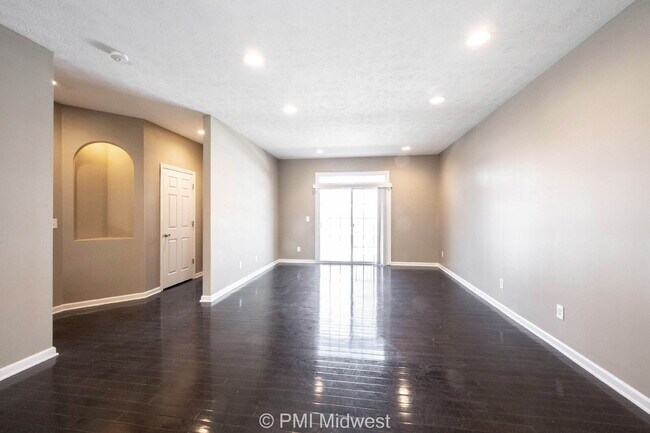 Building Photo - "Charming 2-Bed Townhouse Retreat with Har...