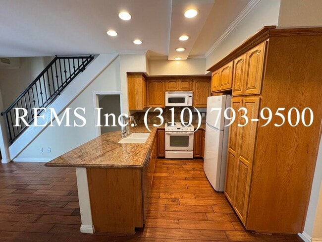 Building Photo - Refurbished Townhome with Laundry Hookups ...