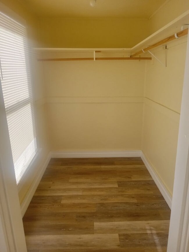 Building Photo - 2 bedroom  in St. Pete